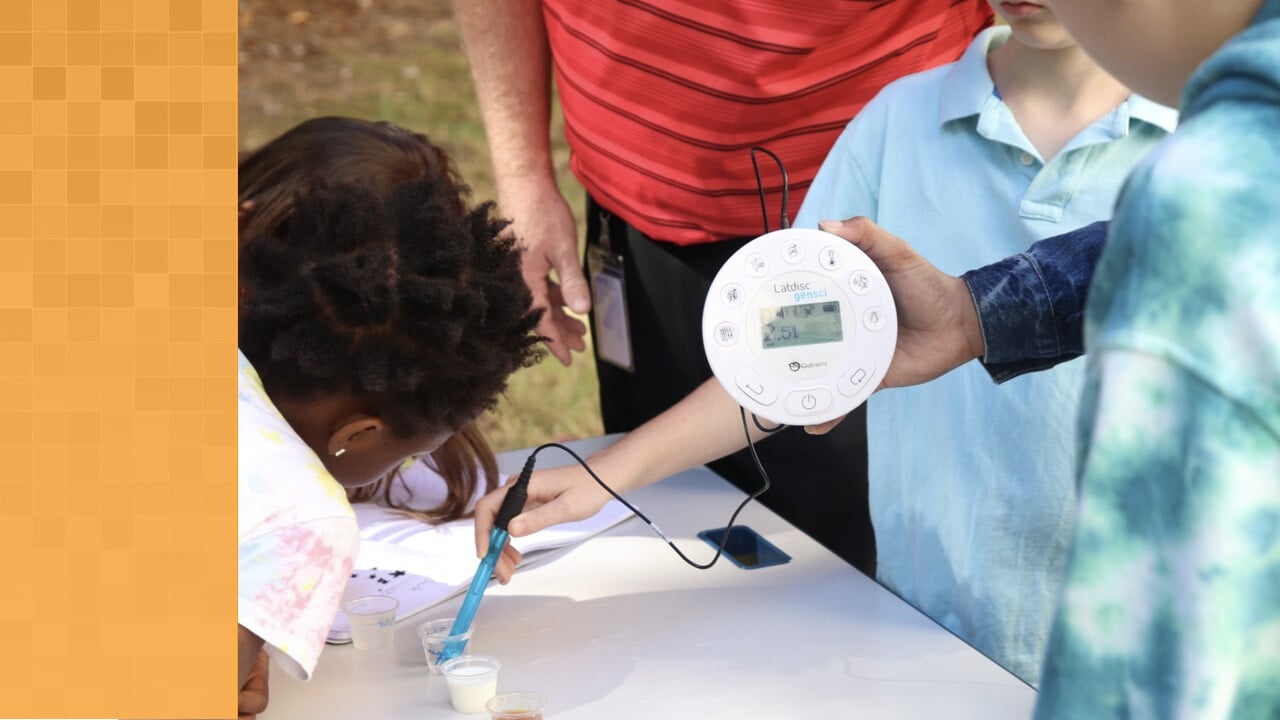 Elementary age students using Labdisc to measure temp of different liquids.