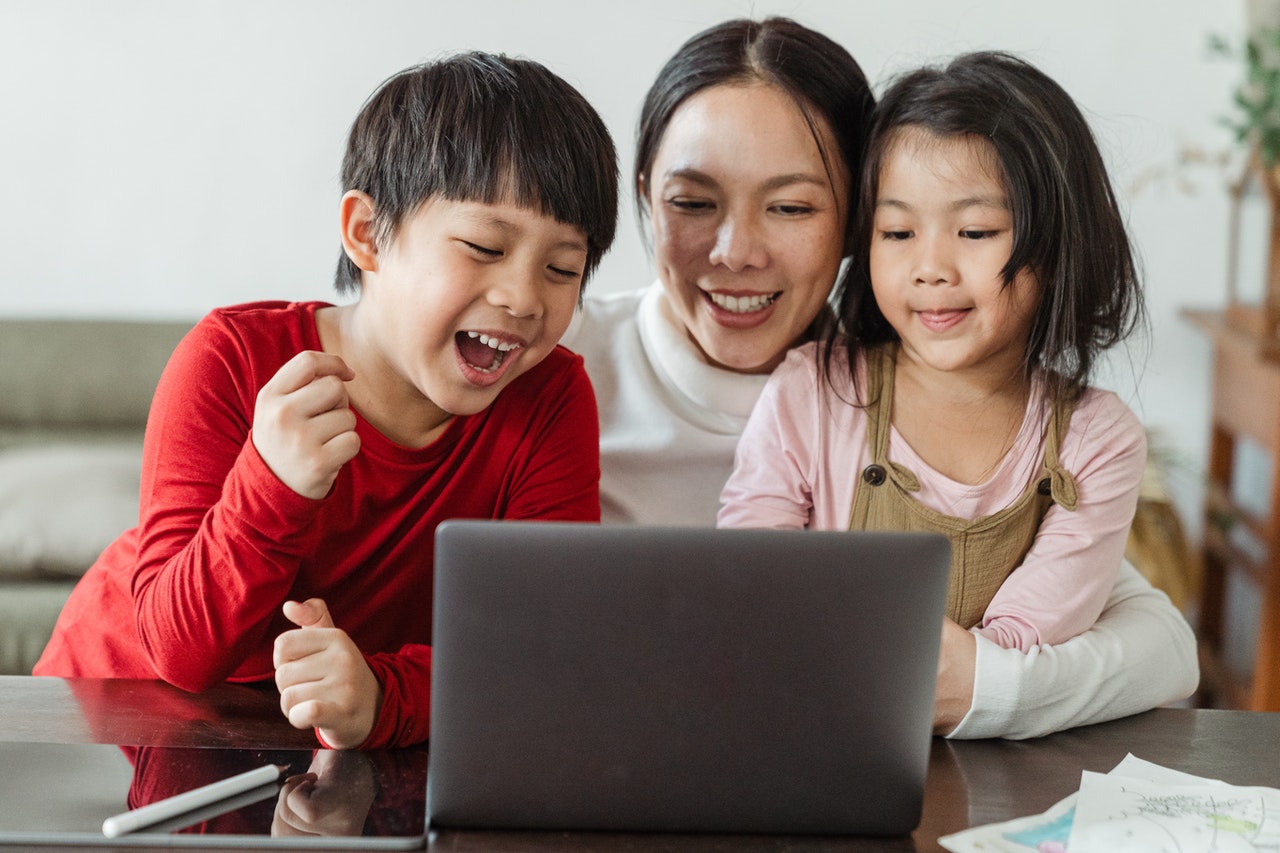 happy-ethnic-mom-and-kids-watching-cartoon-on-netbook-at-4474032_Photo by Ketut Subiyanto from Pexels